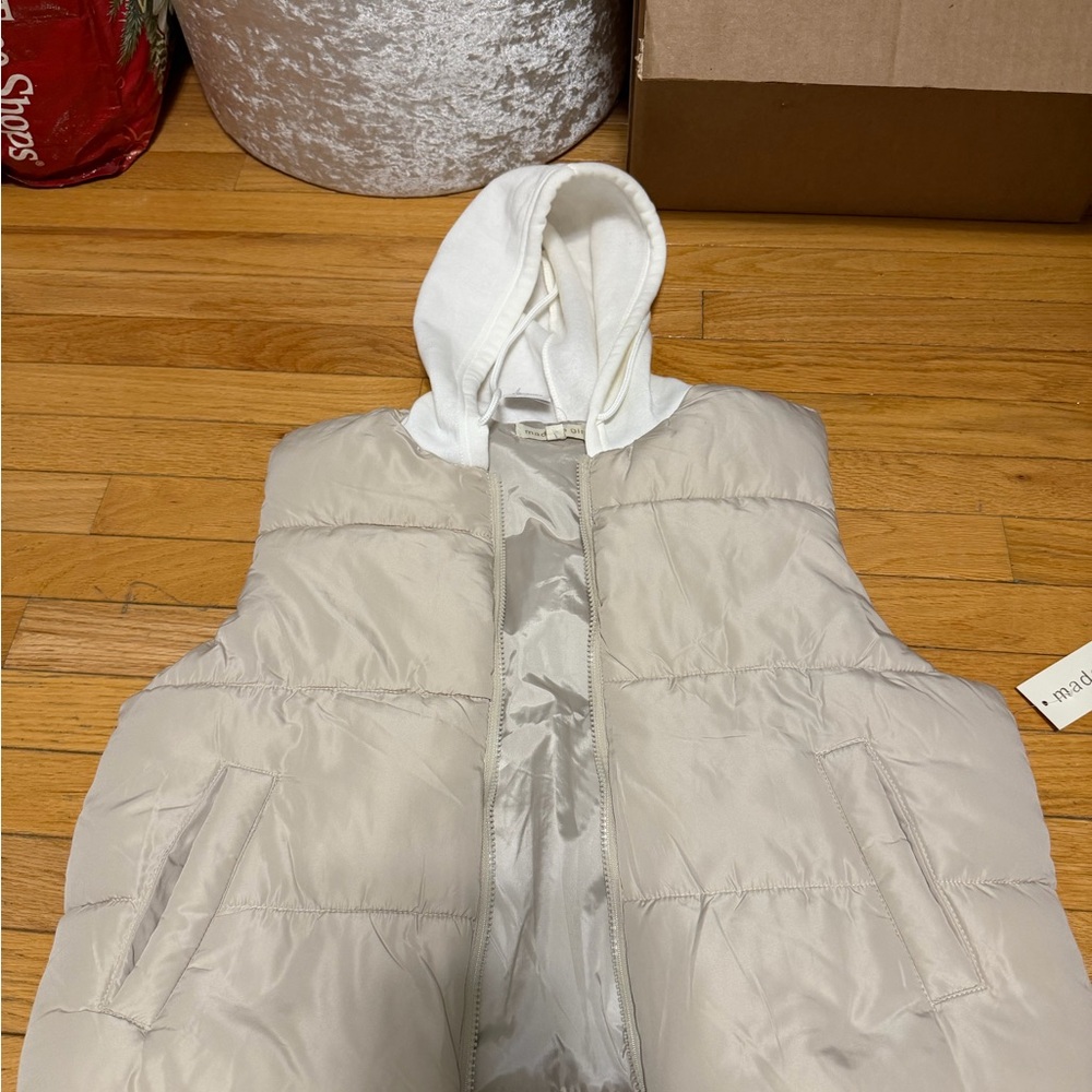 Madden Girl Cream Puffer Vest with White Hood - Picture 1 of 3